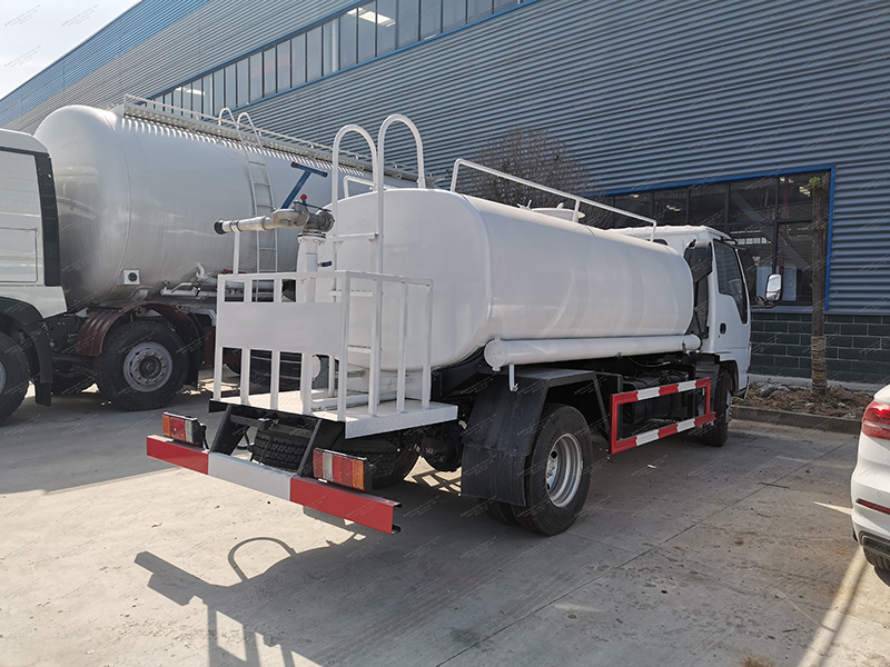 Camion de gicleurs ISUZU 100P