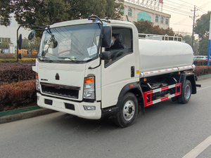 Howo 4x2 8 camions à réservoir d'eau de mètre cube