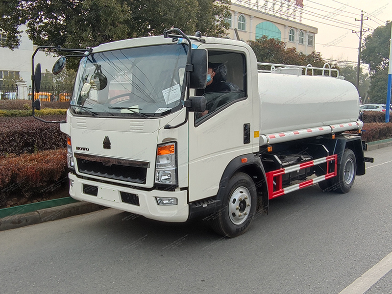 Howo 4x2 8 camions à réservoir d'eau de mètre cube