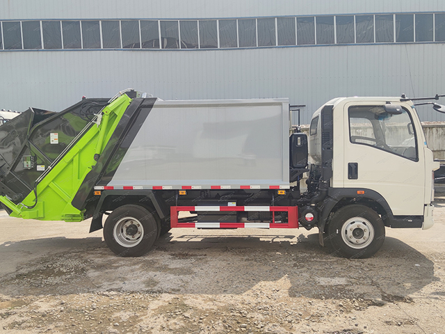 Camion compacteur Howo 12m3 