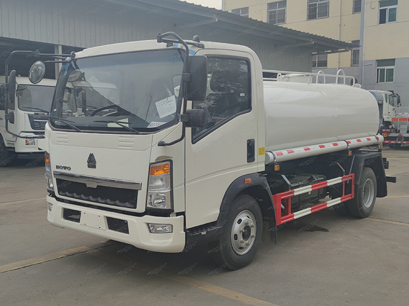 Howo 4x2 8 camions à réservoir d'eau de mètre cube