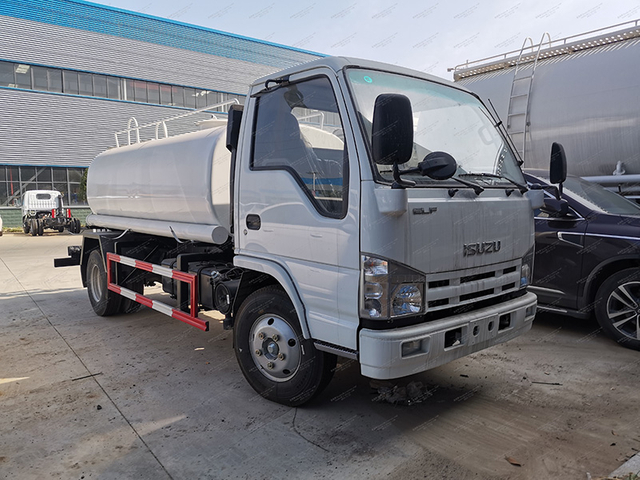Camion de gicleurs ISUZU 100P