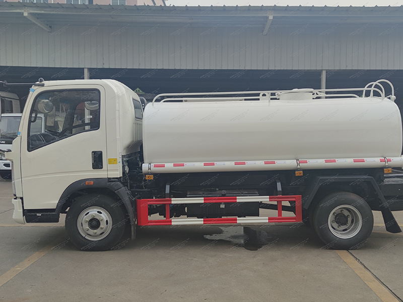 Howo 4x2 8 camions à réservoir d'eau de mètre cube
