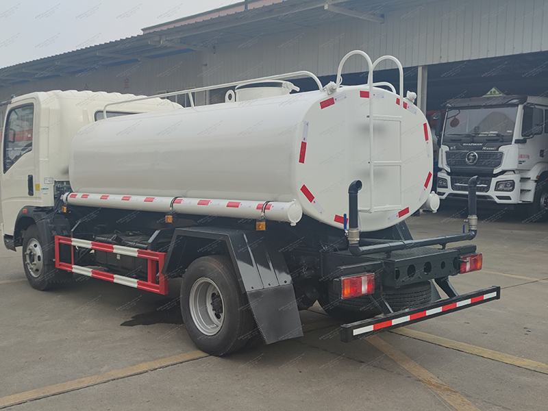Howo 4x2 8 camions à réservoir d'eau de mètre cube