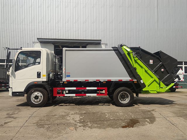 Camion compacteur Howo 12m3 