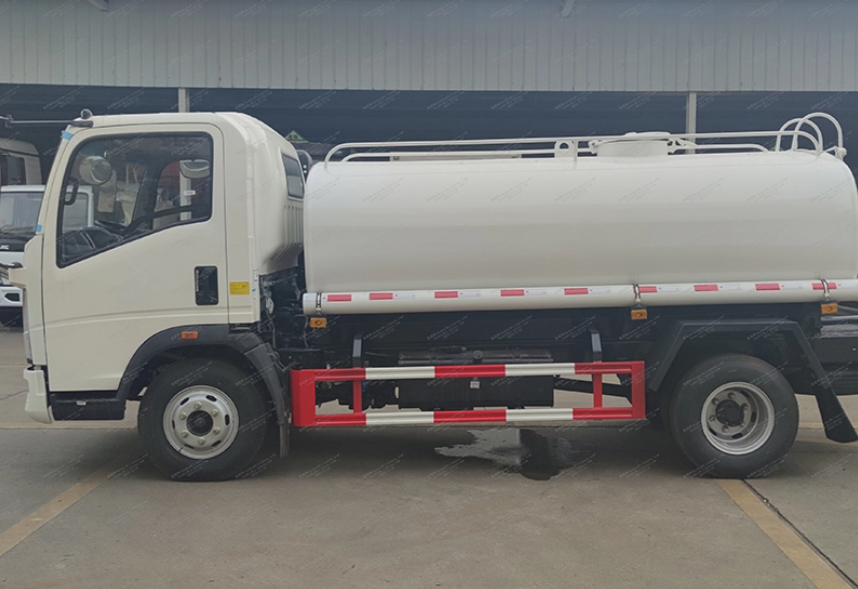 Howo 4x2 8 camions à réservoir d'eau de mètre cube
