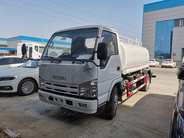 Camion de gicleurs ISUZU 100P
