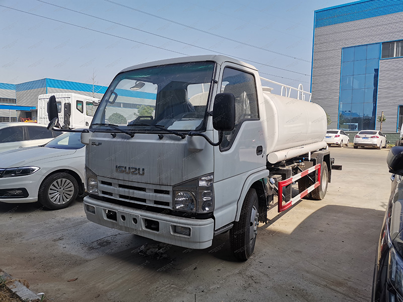 Camion de gicleurs ISUZU 100P