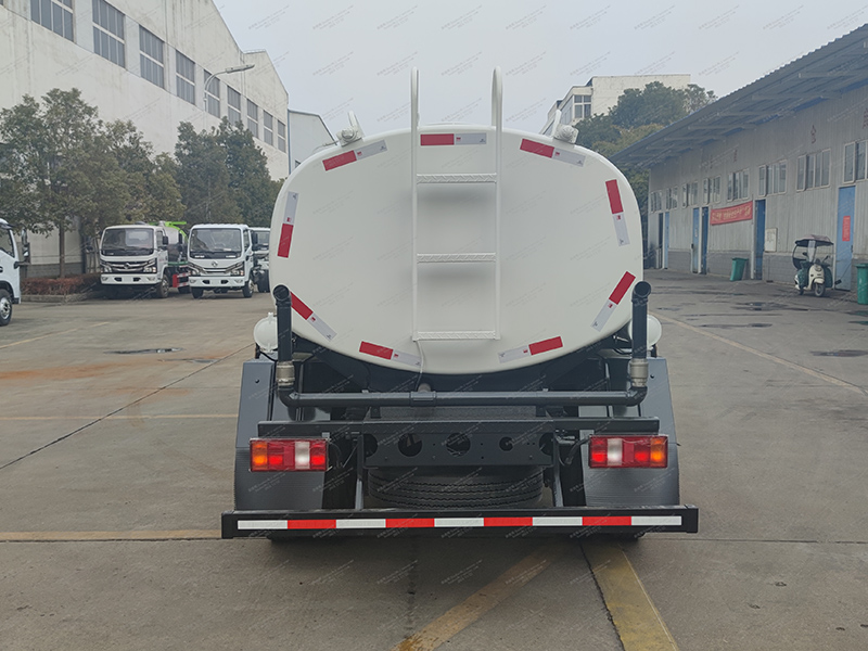 Howo 4x2 8 camions à réservoir d'eau de mètre cube