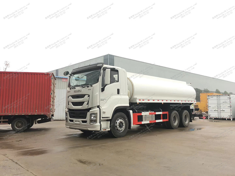 Camion de gicleurs ISUZU 4x2
