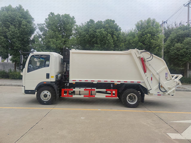 Camion compacteur Howo 20m3