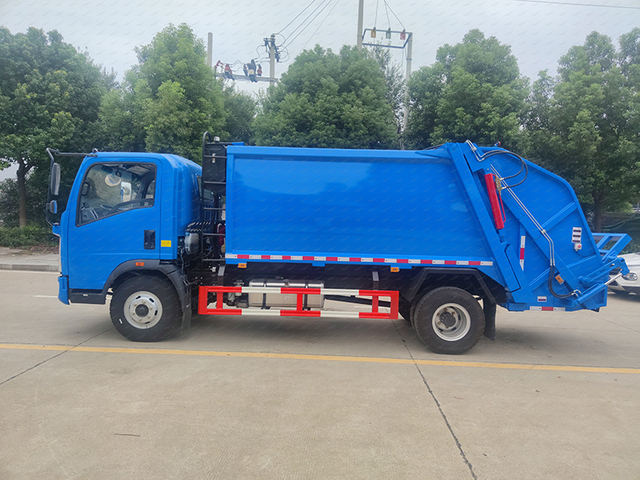 Camion compacteur howo 14m3 